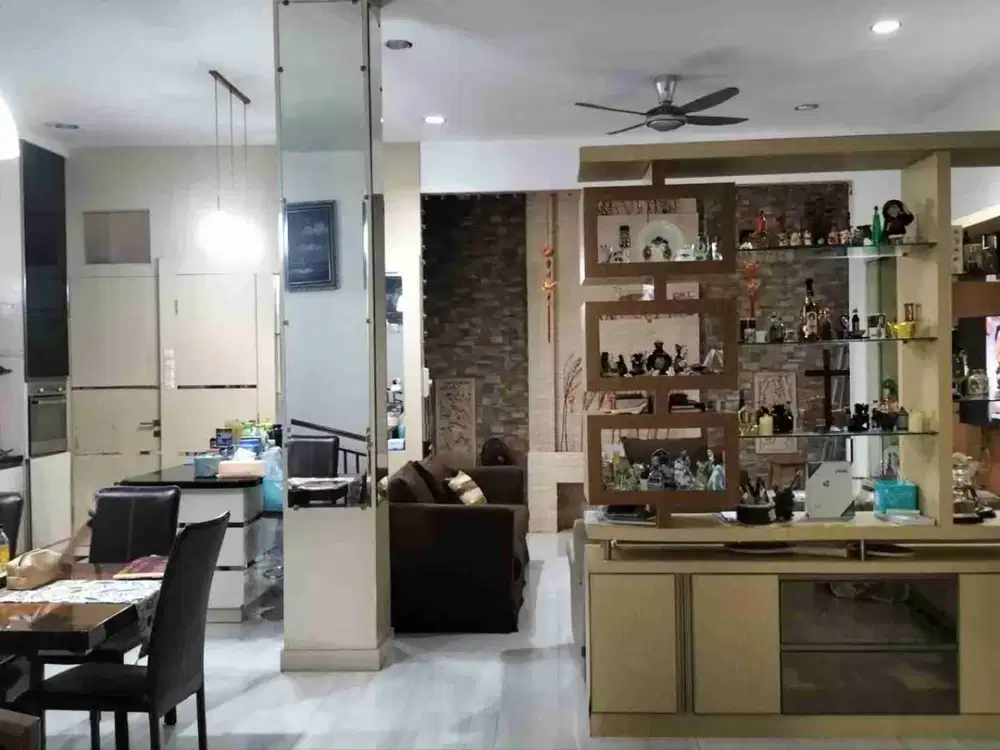 JUAL CEPAT RUMAH 2 seperempat LANTAI SIAP HUNI PIK BAGUS ADA BASEMENT SUDAH FULL COR SAMPE BELAKANG LIN