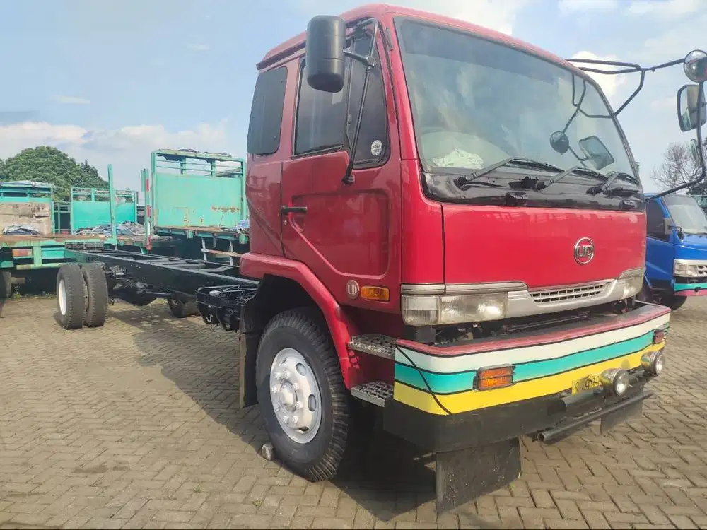 Nissan Engkel PK215 2010