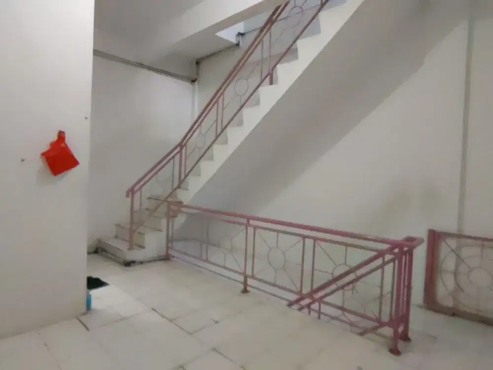Disewakan Rumah di Jelambar 4 x 13 Dengan 3 Lantai Bangunan 3 Kamar Tidur Harga Termurah