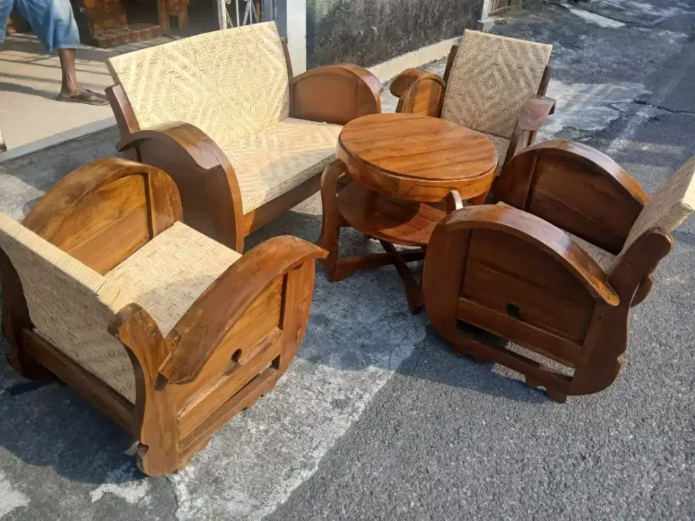 Kursi tamu sedan antik rotan