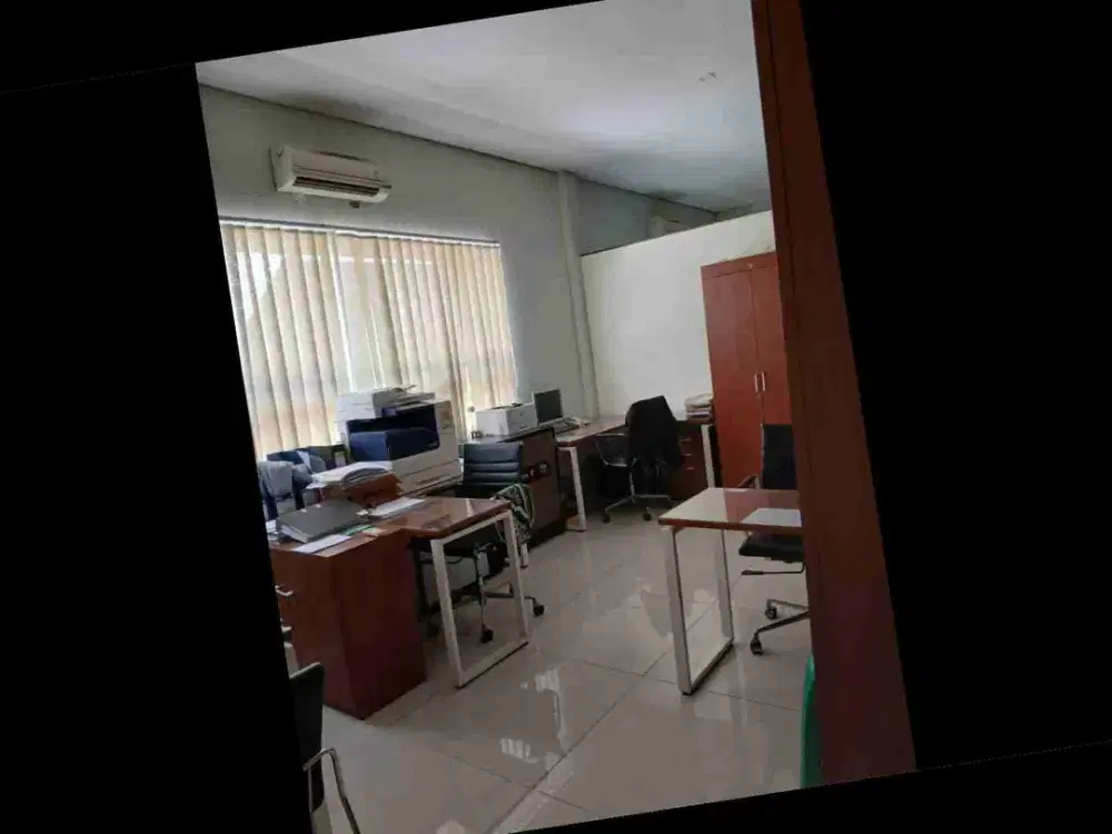 Disewakan Gedung 3 lt 18,5 x 47 m2 di jl Raya Tanjung Barat Jaksel Lt 876 m2 lb 629 m2 ada ruang meeting & mess