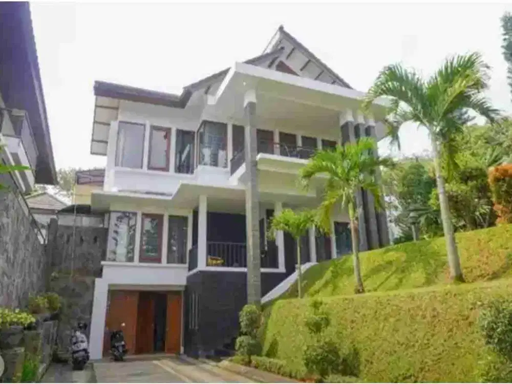 Rumah mewah full Furnished di Dago pakar Bandung kolam renangnya