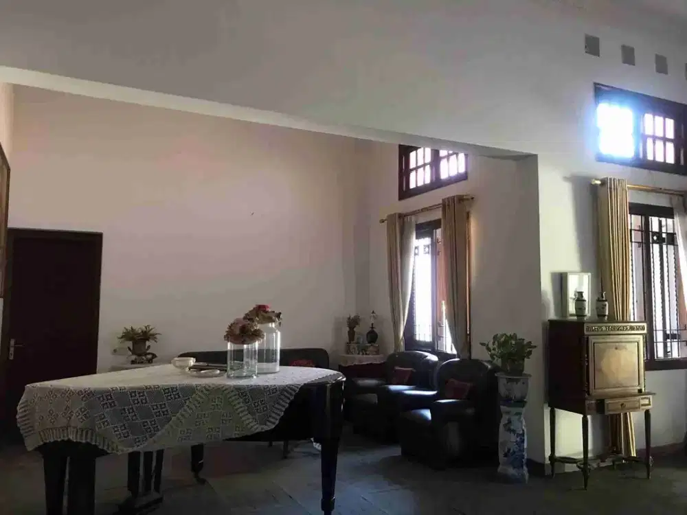 RUMAH BERGAYA BELANDA Jl DARMO KALI DEKAT RKZ KEBUN BINATANG WIDYA MANDALA WONOKROMO SURABAYA