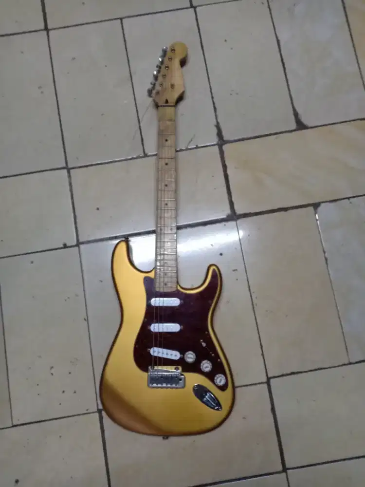 Gitar model strat merk tdak tertera