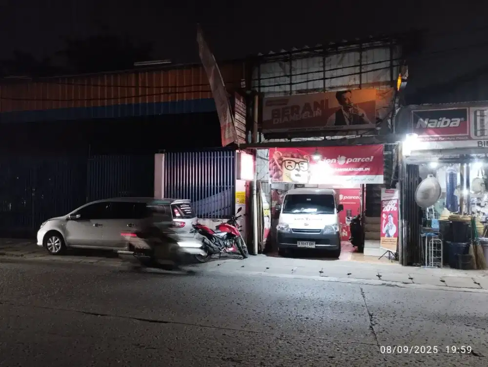 Kurir motor pickup dan setor paket