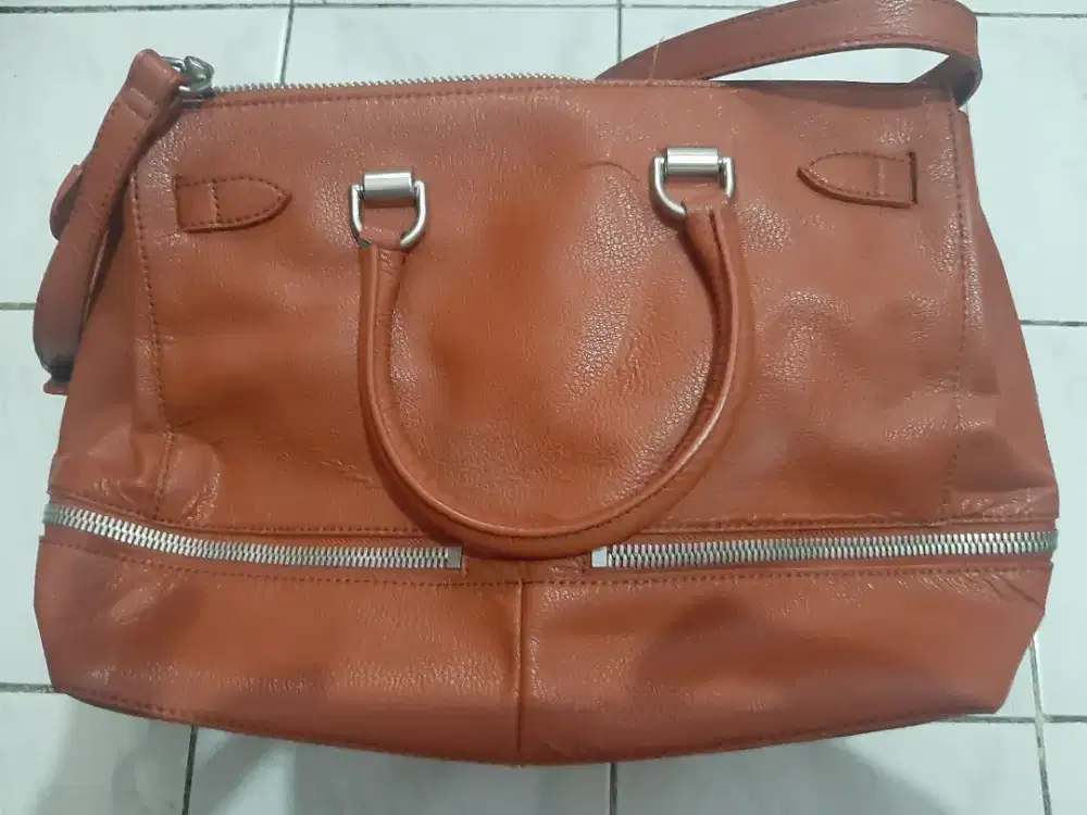Tas charles and keith warna cognac