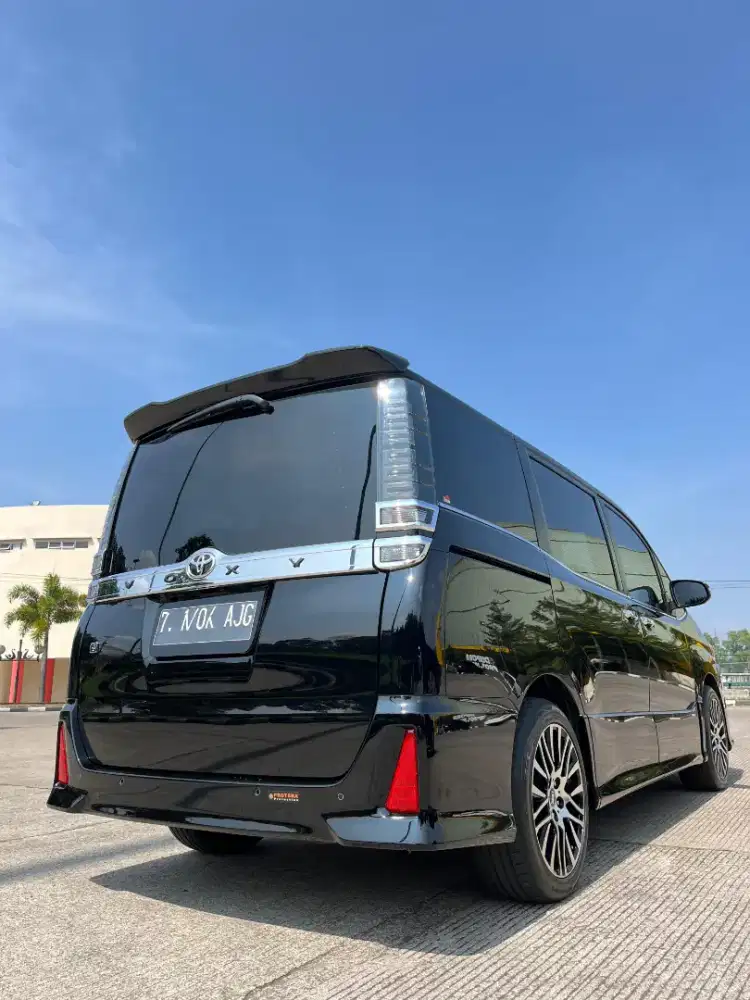 JUAL VOXY 2021 HITAM LOW ODO