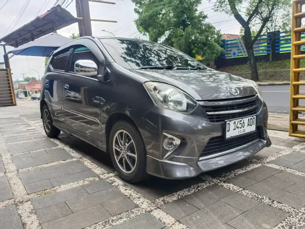 Bismillah numpang jual butuh. Toyota Agya TRD. Metic. No. D. Abu2