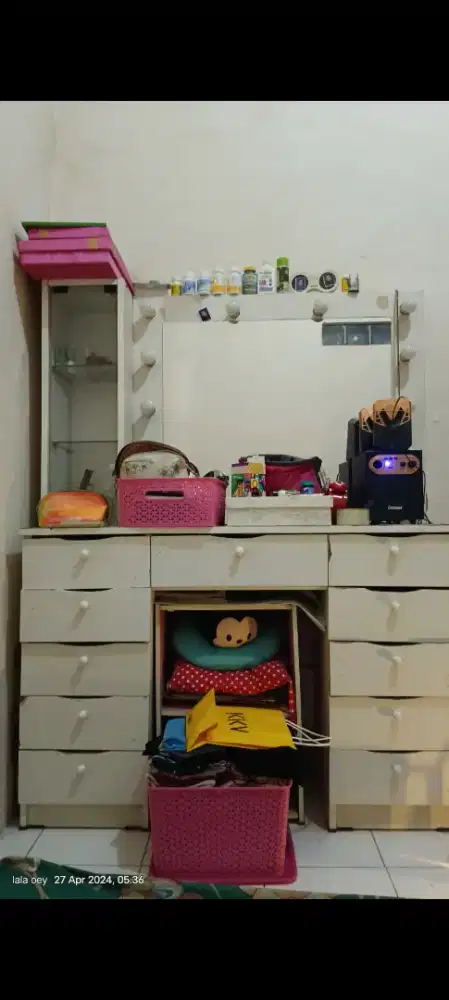 Meja hias putih