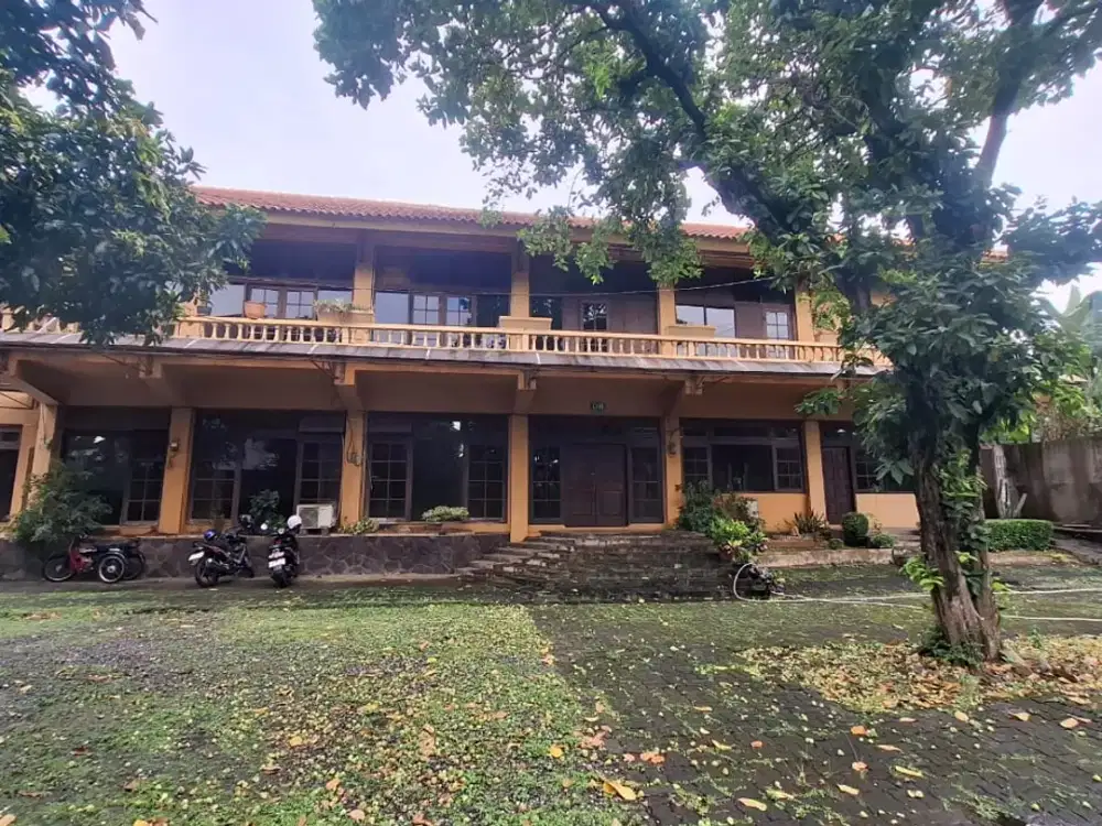 Tanah 3849 m2 Bonus Bangunan Cocok Untuk Padel di Jalan Raya Besar Jalur Busway JakSel