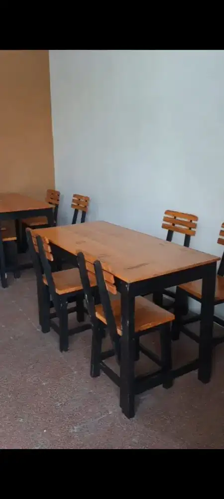 Dijual 3 set meja kursi kayu mahoni bekas dipakai 2 bulan