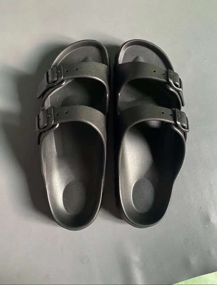 Sandal hitam Posee - Cowok
