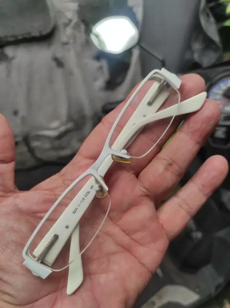 Antik kaca mata baca merk Lee's warna sporty putih mulus