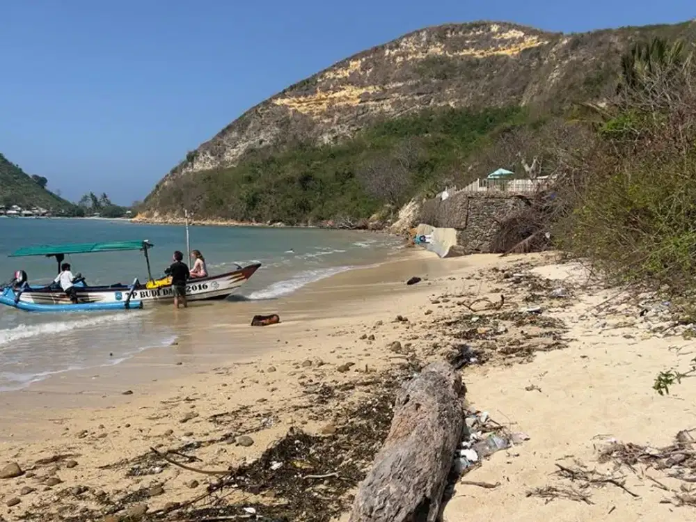Tanah pinggir pantai Gerupuk dekat Kuta Lombok