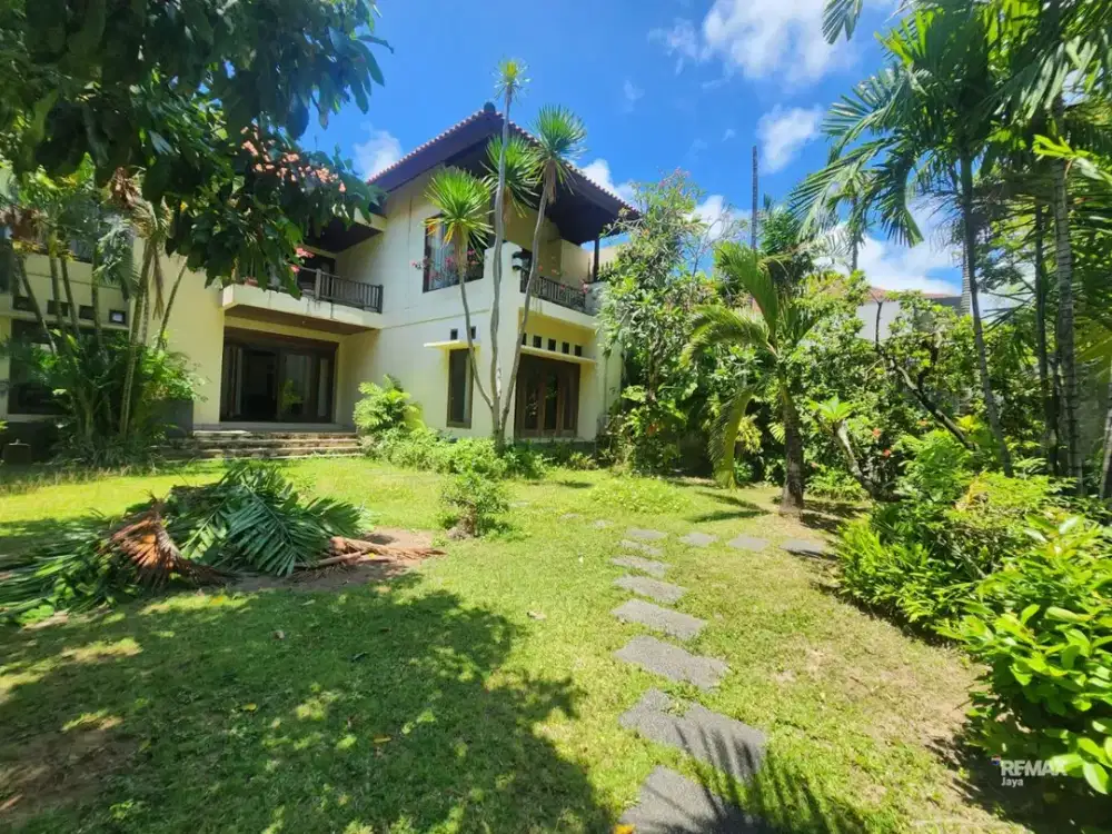 Rumah dijual cocok untuk kantor di pusat Renon.