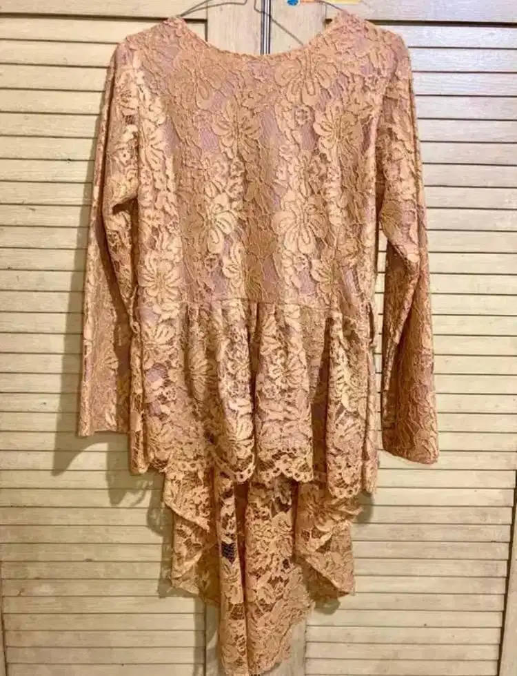 Kebaya wisuda atau pesta