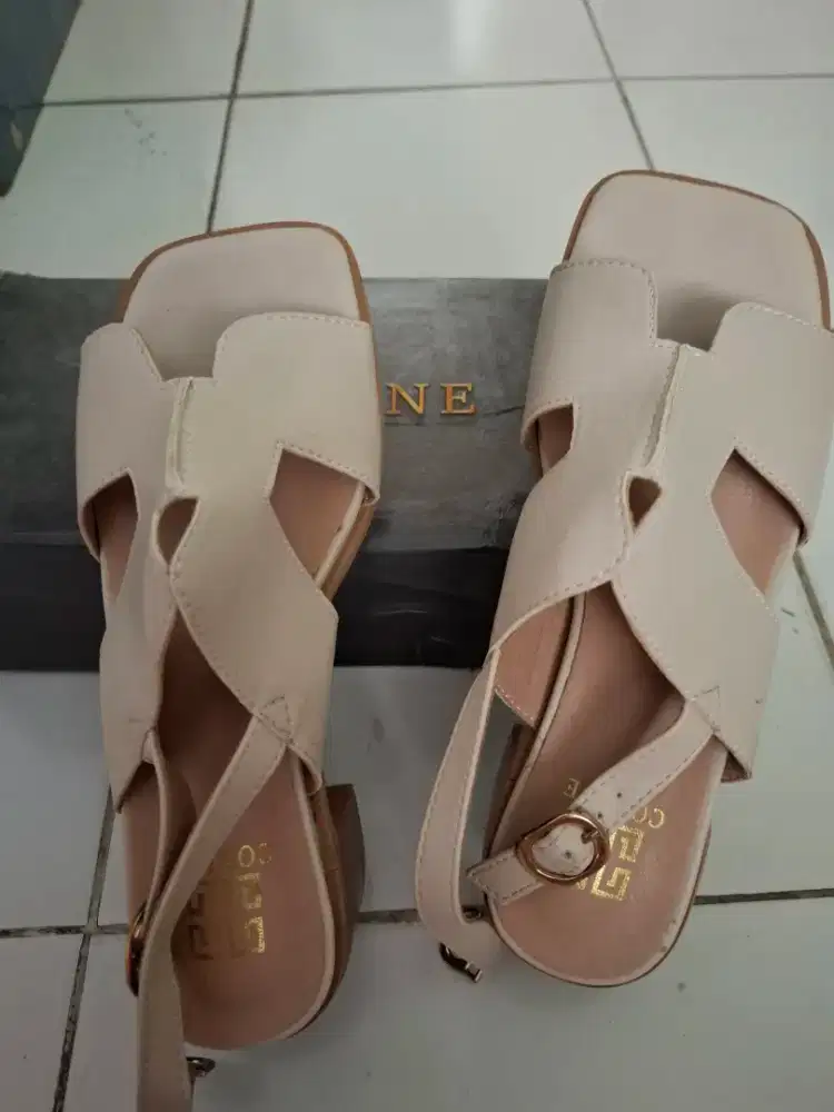 Sepatu selop warna cream