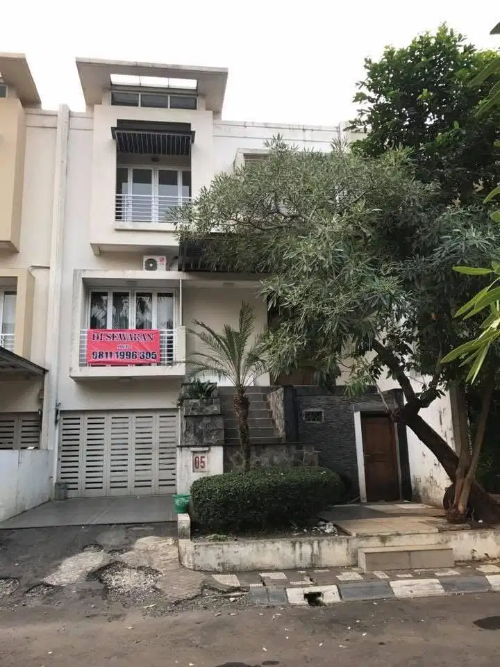 Disewakan rumah di Royal spring Residence