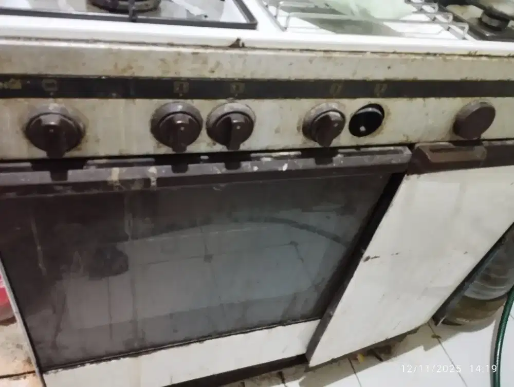 Kompor ariston putih 4 tungku