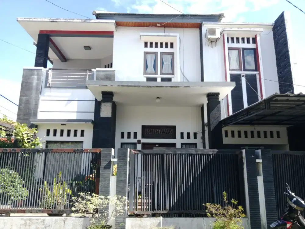 Rumah Hook 2 Lantai di Belakang Polresta Sumber