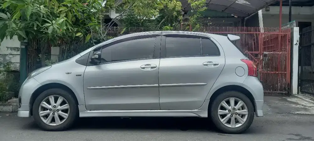 Toyota Yaris E Matik thn 2012 akhir pemakaian 2013 Silver metalik