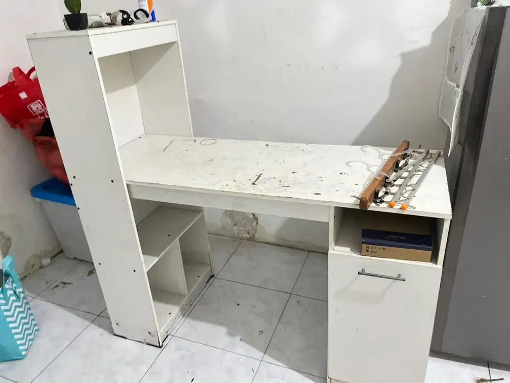 Meja belajar putih bekas(nego)