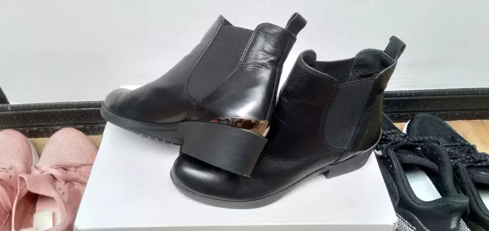 Sepatu boots wanita