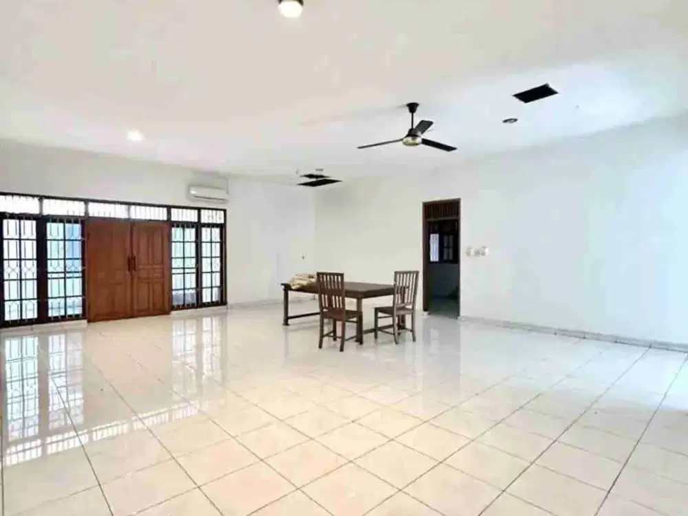 RUMAH KLASIK DI KEMANG JAKARTA, HOEK ADA KOLAM RENANG HANYA HITUNG TANAH