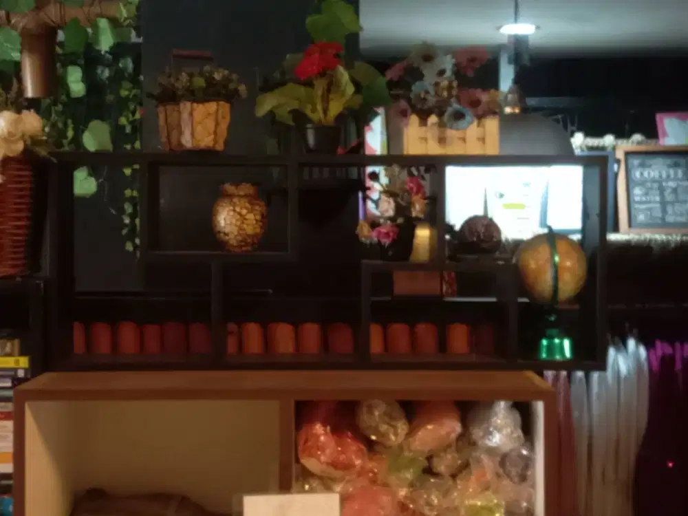 Rak hitam untuk pajangan-pajangan 92x15x36 cm