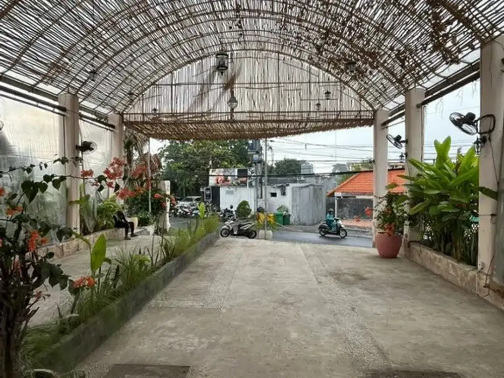 Spacious Shop Ideal for Retail Or Office Business For Rent In Seminyak