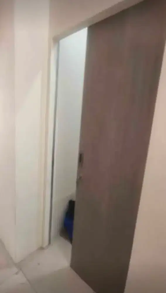 Pintu geser bahan kayu tebal lapis PVC warna abu hitam, lengkap rell