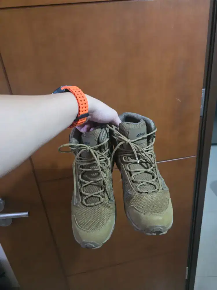 Sepatu Hiking Arei kondisi 99% Baru