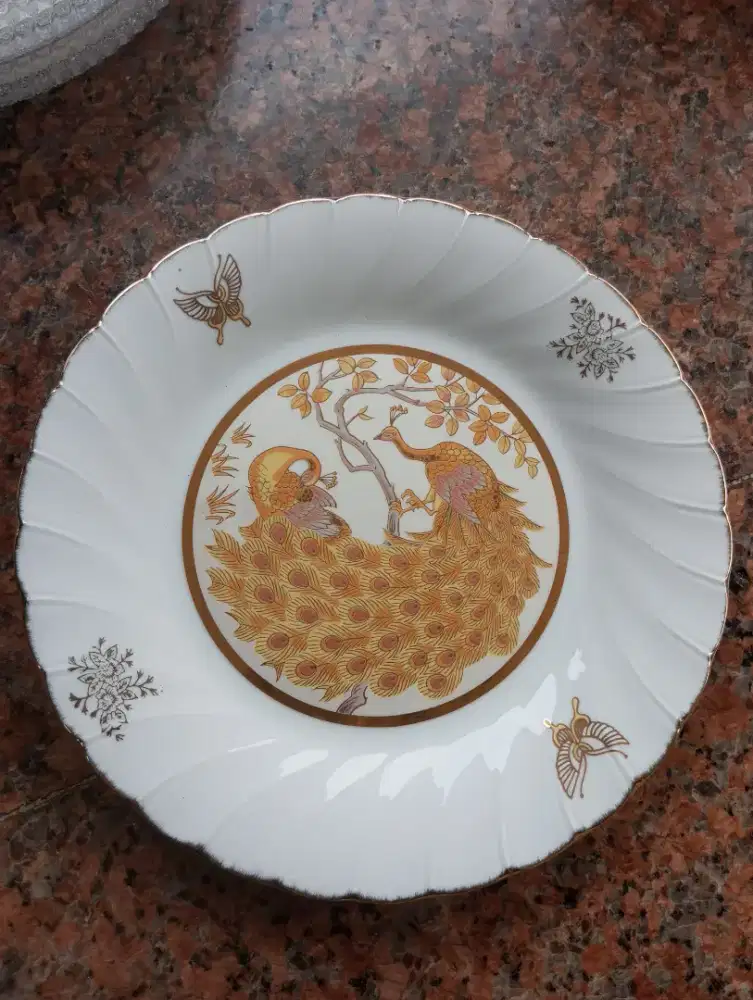 Piring keramik Jepang motif peacock