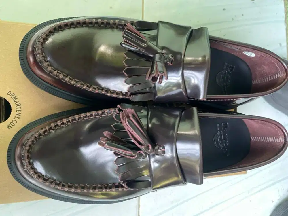 Dr. Martens Core Adrian Unisex – Cherry Red Arcadia, Original & Stylis