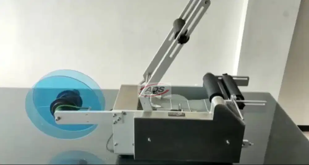 MESIN PENEMPEL LABEL BOTOL KEMASAN DENGAN SISTEM SEMI AUTO