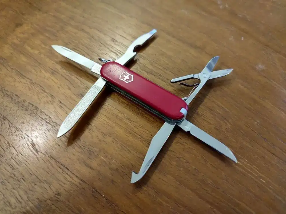 Victorinox Mate Swiss Army Pisau Multiguna Lipat Outdoor Fold