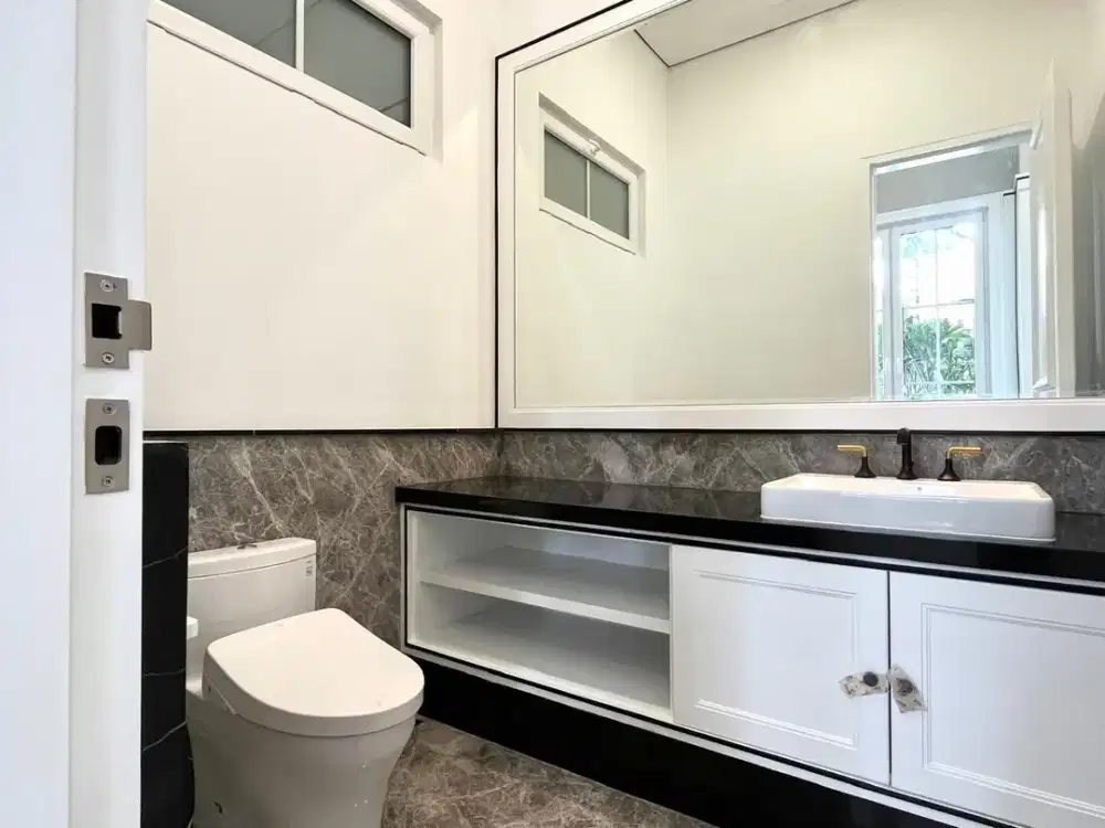 DIJUAL RUMAH MEWAH BRAND NEW SEMI FURNISHED MENTENG (SU)