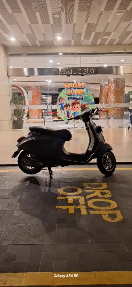 Dijual Vespa Matic Sprint 2015 kondisi mulus.