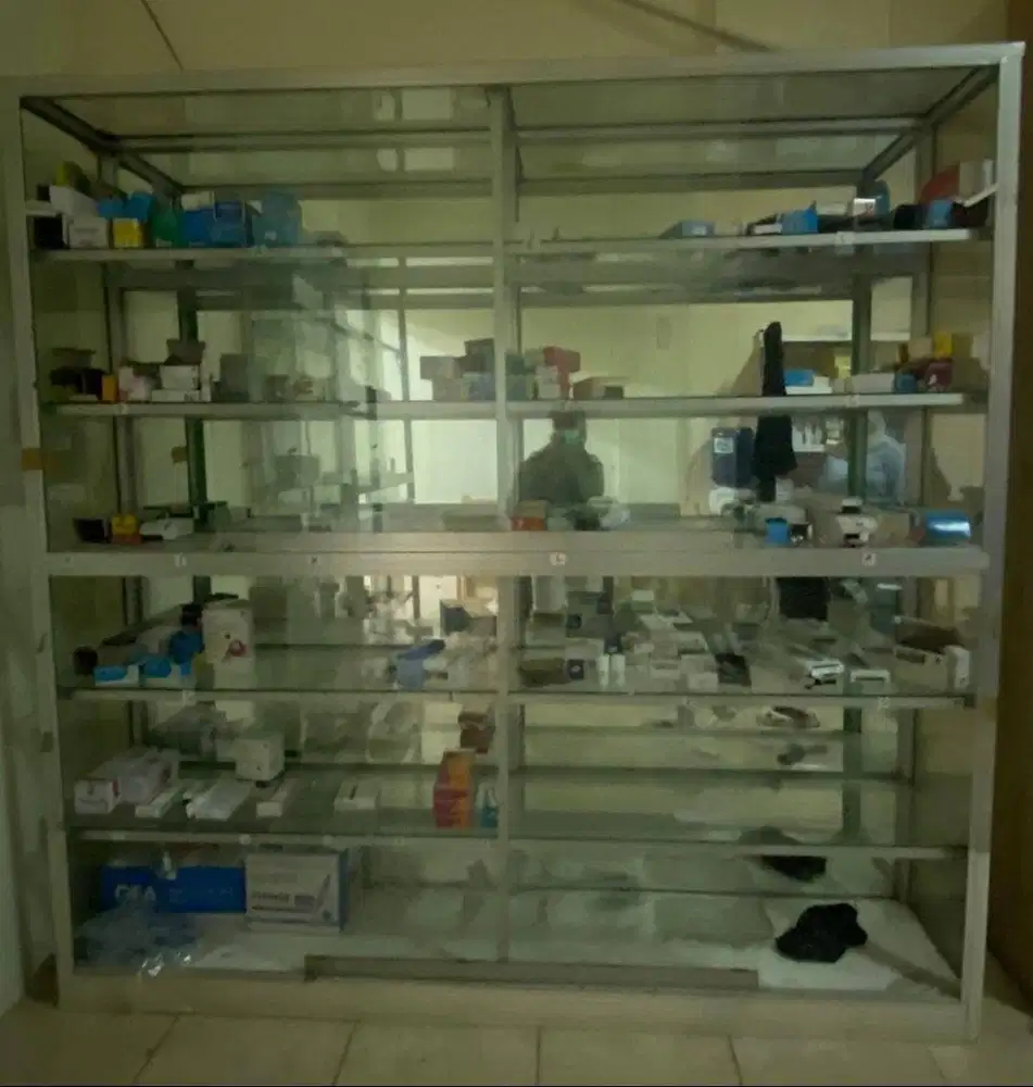 Etalase kaca untuk apotek uk 2x2 m - kondisi bagus, Siap pakai