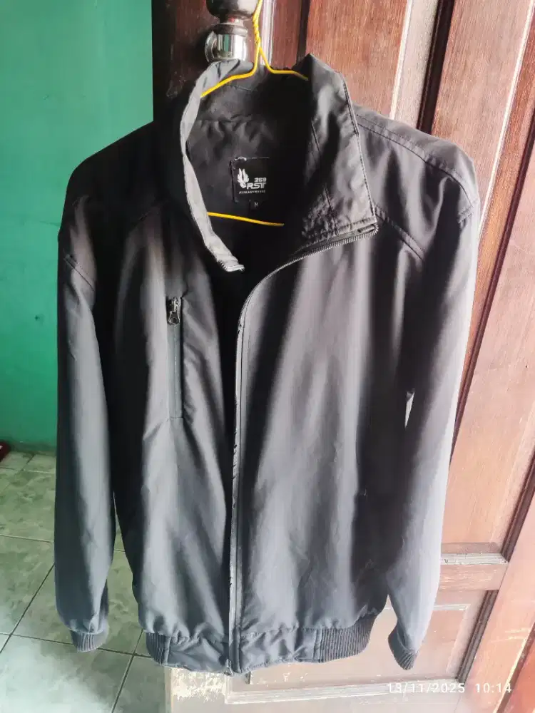 Jaket parasut hitam monster energy size XL