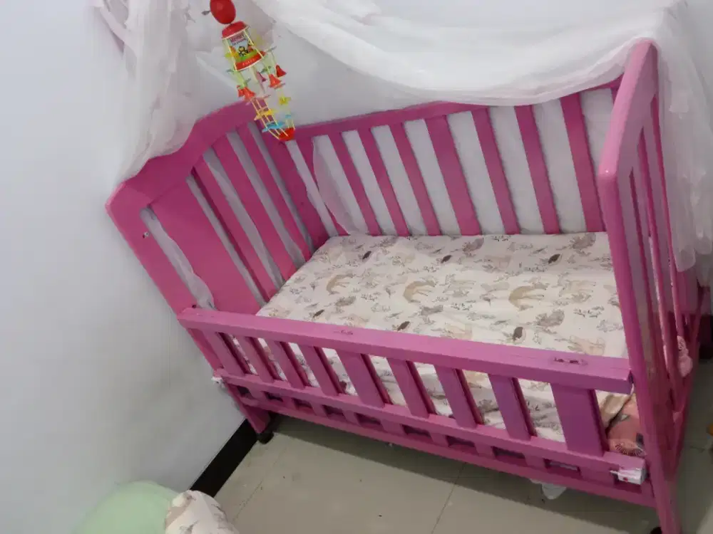 Tempat tidur bayi satu set