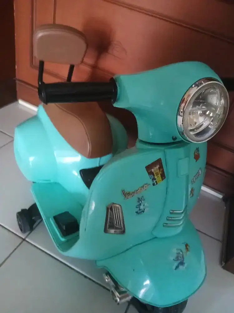 Mainan anak motor vispa listrik