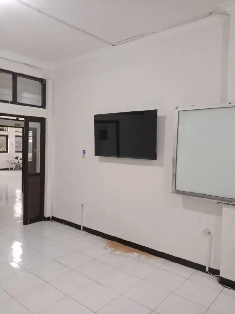 Pasang bracket tv tempel di dinding