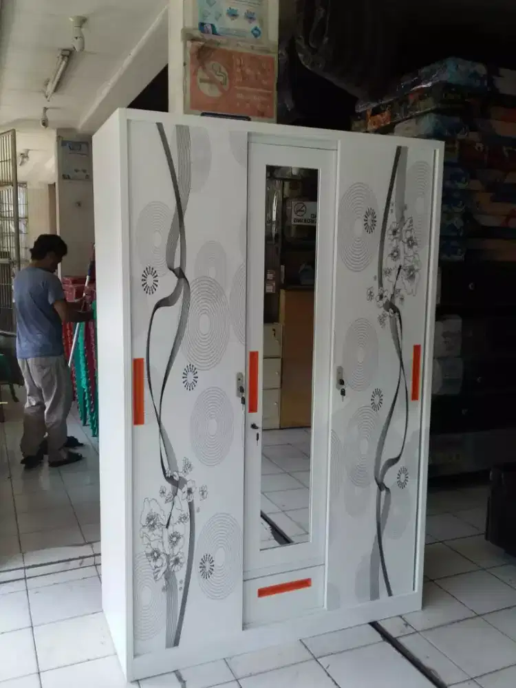Lemari besi 3 pintu