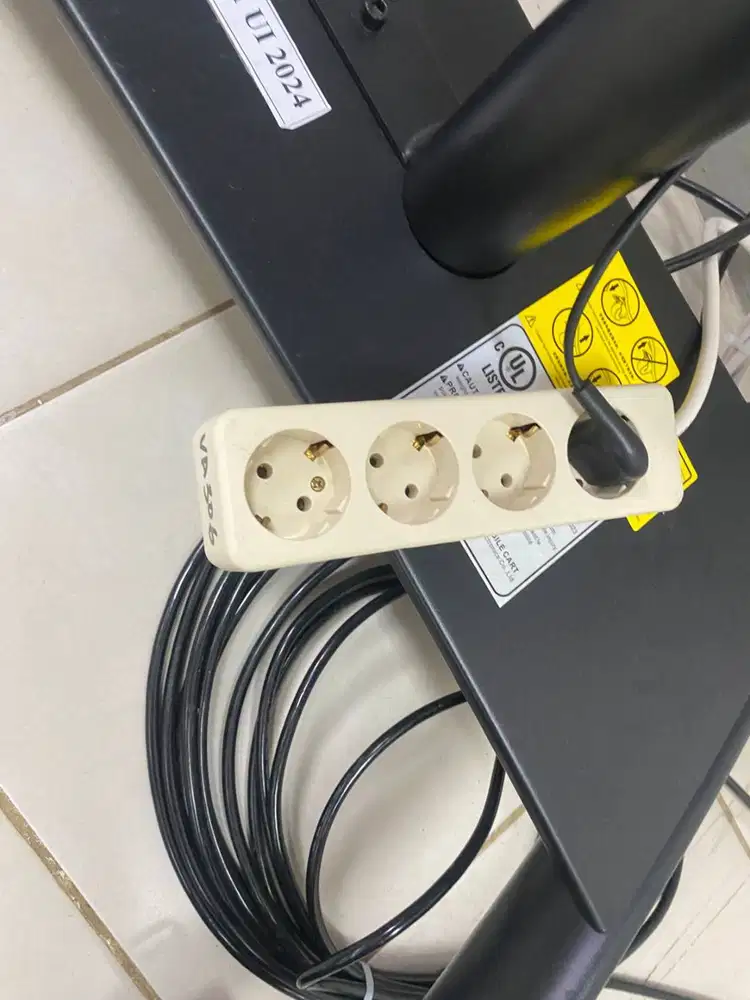 Stop Kontak Terminal 3 Slot • Kondisi normal. Cocok buat kos atau meja