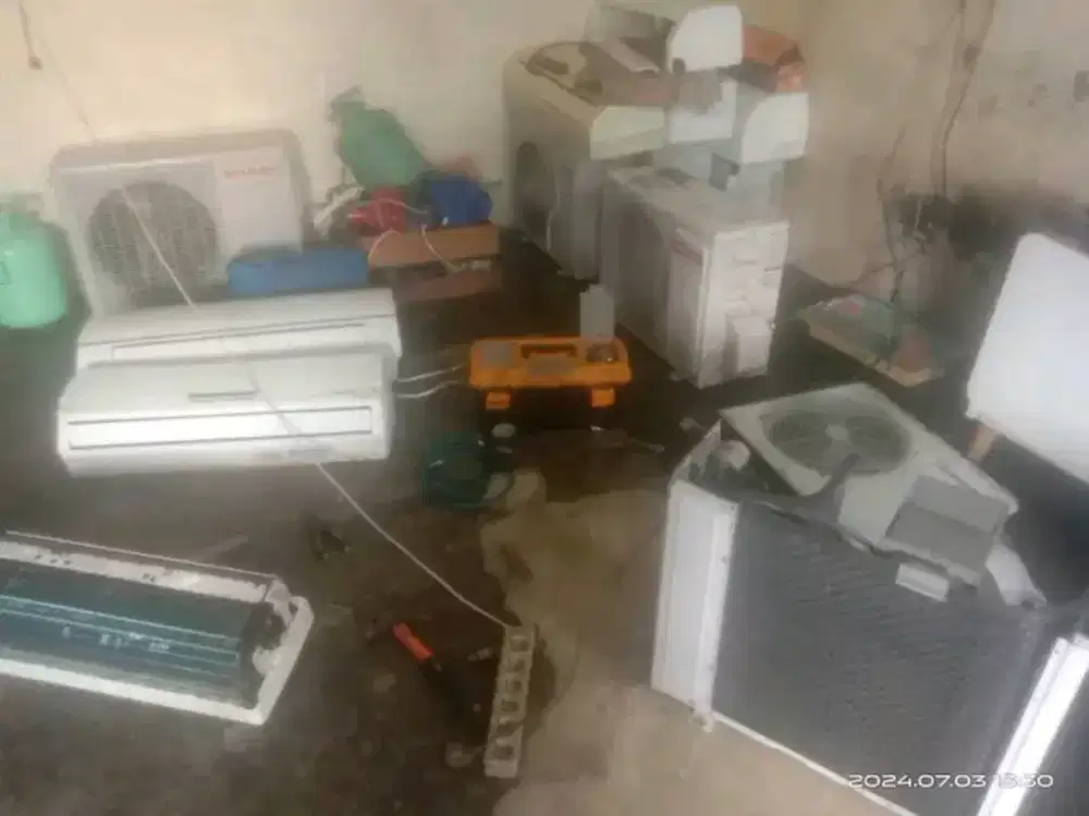 Menerima AC dan genset rusak