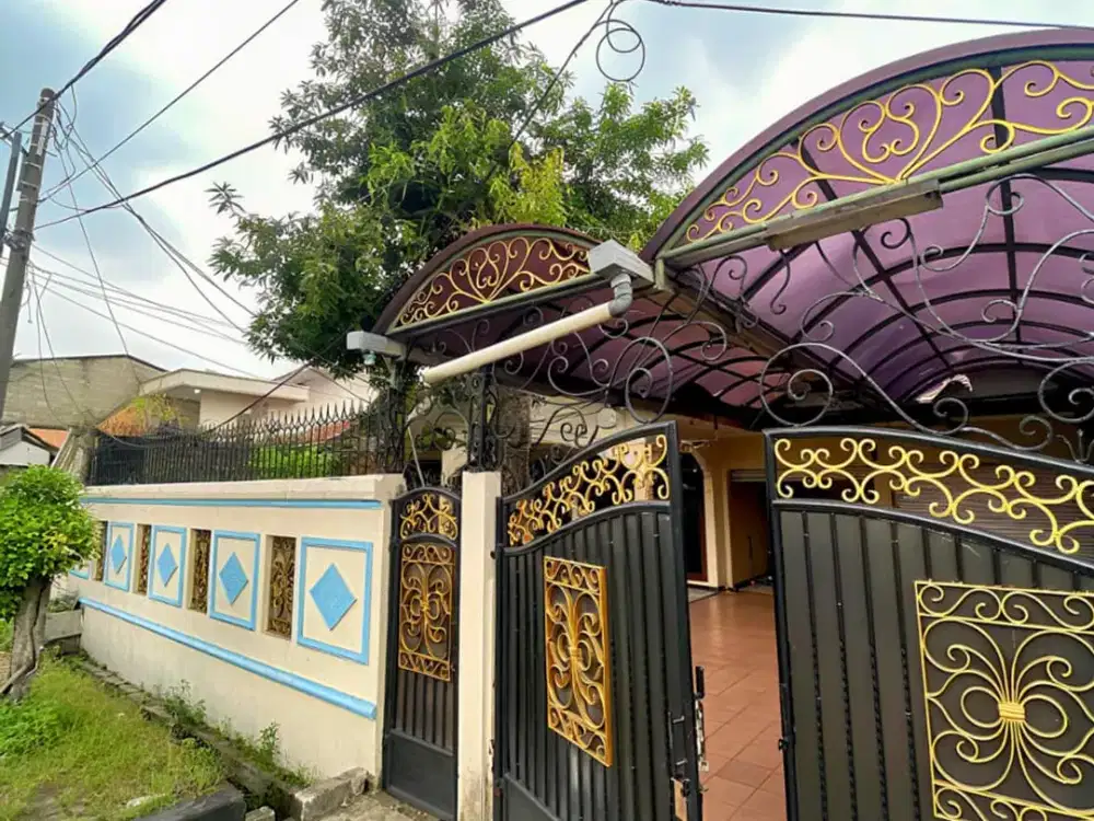 Dijual Cepat Rumah Asri di Cinere - Lokasi Strategis Dipinggir Jalan Utama, Sangat Cocok Untuk Bisnis Komersial atau Kantor.