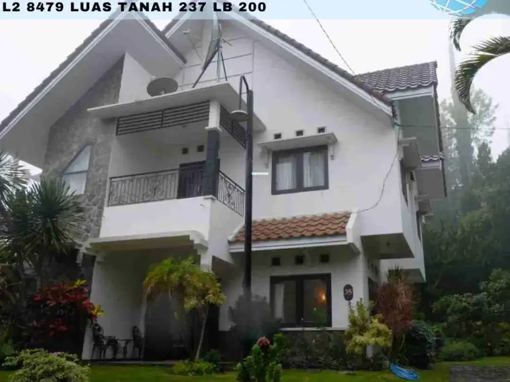 villa besar dan luas ada kolam renang di Batu