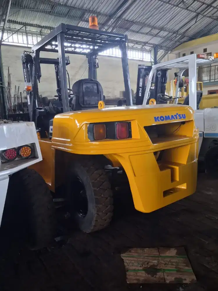 Forklift Komatsu FD70 tahun 2004
