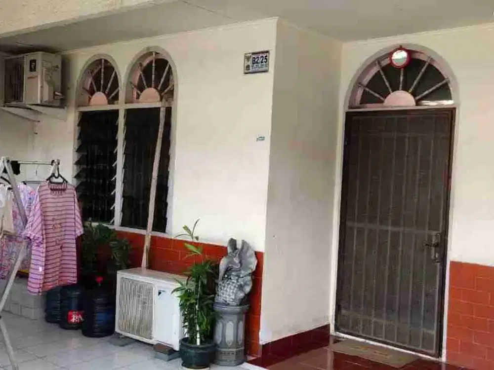 Rumah hidup tenang depan jalan row 2 mobil